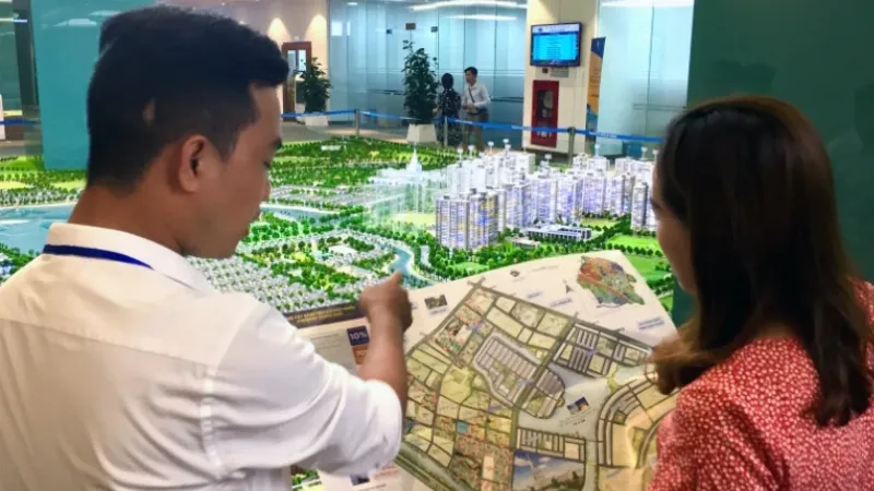Hình ảnh người môi giới chuyên nghiệp đang tư vấn cho khách hàng về liền kề Thanh Hà